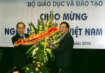 Phó Thủ tướng Nguyễn Thiện Nhân trao lẵng hoa của Thủ tướng Chính phủ Nguyễn Tấn Dũng chúc mừng ngành GD&ĐT nhân ngày Nhà giáo Việt Nam