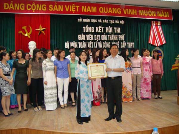 Cô giáo Nguyễn Thị Dang nhận giấy khen