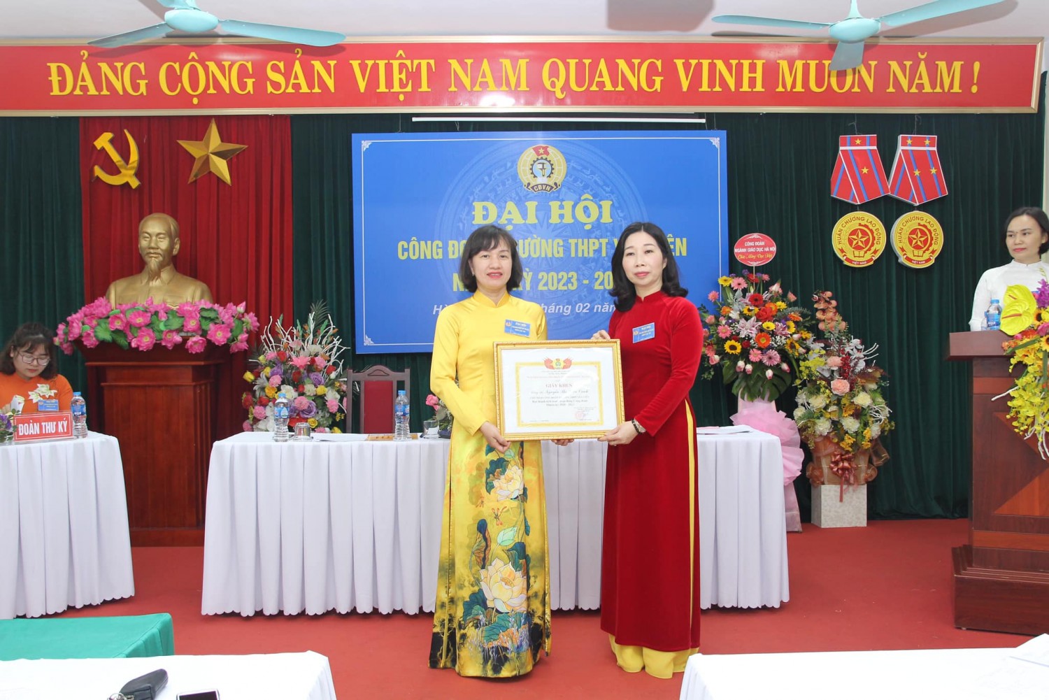 (Công đoàn trường THPT Yên Viên nhận giấy khen của Công đoàn ngành Giáo dục Hà Nội)