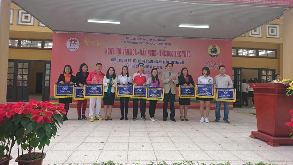 Đ/c Trần Văn Thảnh (Phó chủ tịch CĐ ngành giáo dục Hà Nội tặng cờ lưu niệm các trường THPT Cụm Gia Lâm - Long Biên