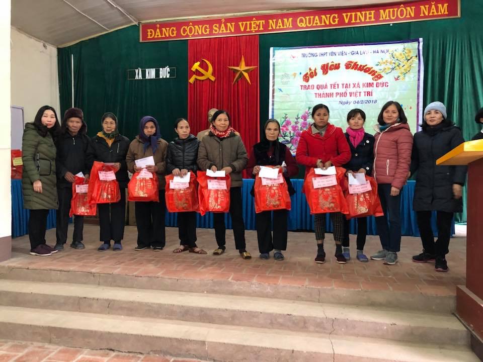 Nhà trường trao quà cho các hộ gia đình khó khăn xã Kim Đức