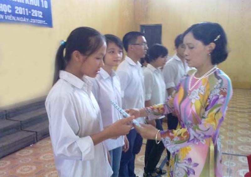 Cô Nguyễn Thị Hiển trao tặng phần thưởng cho 8 em có điểm thi cao nhất