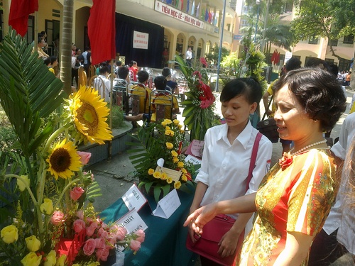 Cô giáo Nguyễn Thị Hiển - Hiệu trưởng THPT Yên Viên   thăm quan tác phẩm hoa nghệ thuật của trường