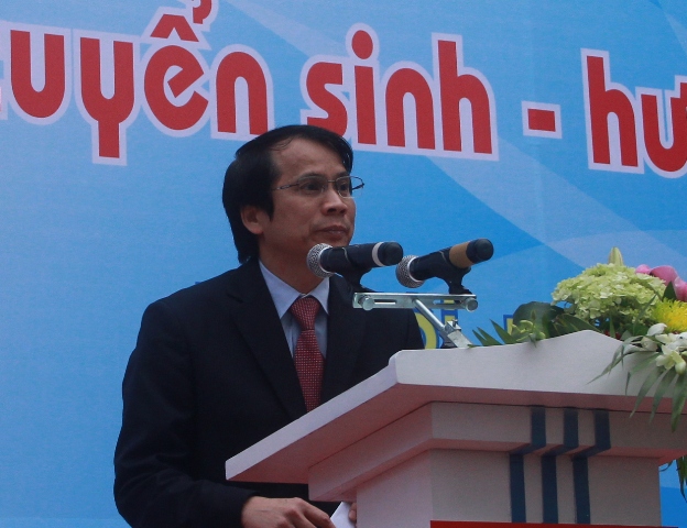 Thứ trưởng Bộ GD&ĐT Phạm Mạnh Hùng phát biểu tại lễ khai mạc. Ảnh: gdtd.vn