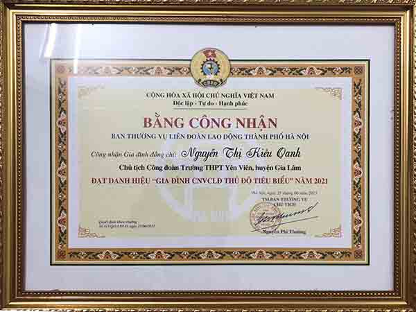 Cô giáo Nguyễn Thị Kiều Oanh được Ban thường vụ Liên đoàn lao động thành phố công nhận “Gia đình công nhân viên chức lao động thủ đô tiêu biểu” năm 2021