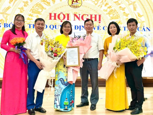 Cấu Ủy cũ và mới cùng gia đình chúc mừng Phó Hiệu trưởng - Dương Thị Thanh Lý