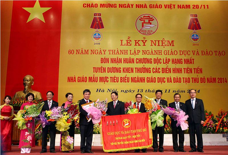 Chủ tịch Ủy ban Trung ương MTTQ Việt Nam Nguyễn Thiện Nhân và Chủ tịch UBND TP Nguyễn Thế Thảo trao Huân chương Độc lập hạng Nhất cho ngành GD&ĐT Hà Nội